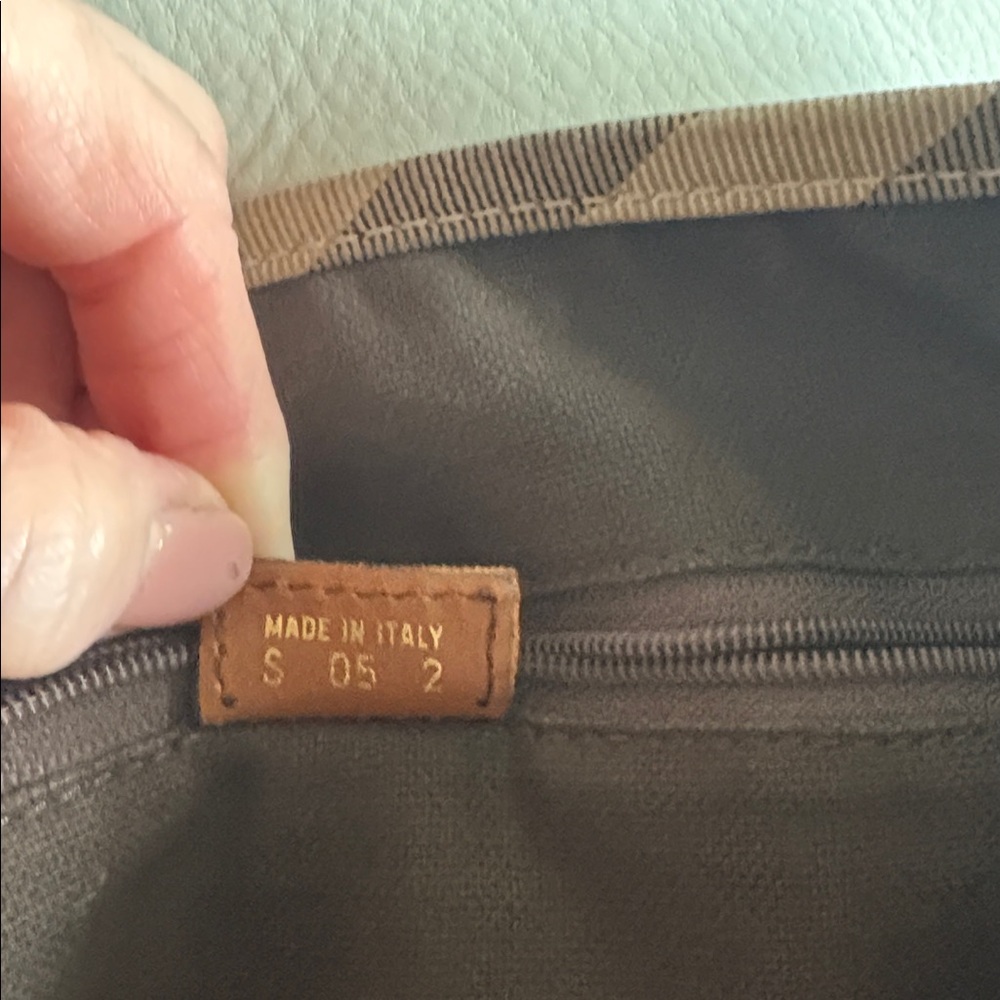 Burberry 💯 Leather Tote Bag - Picture 4 of 16